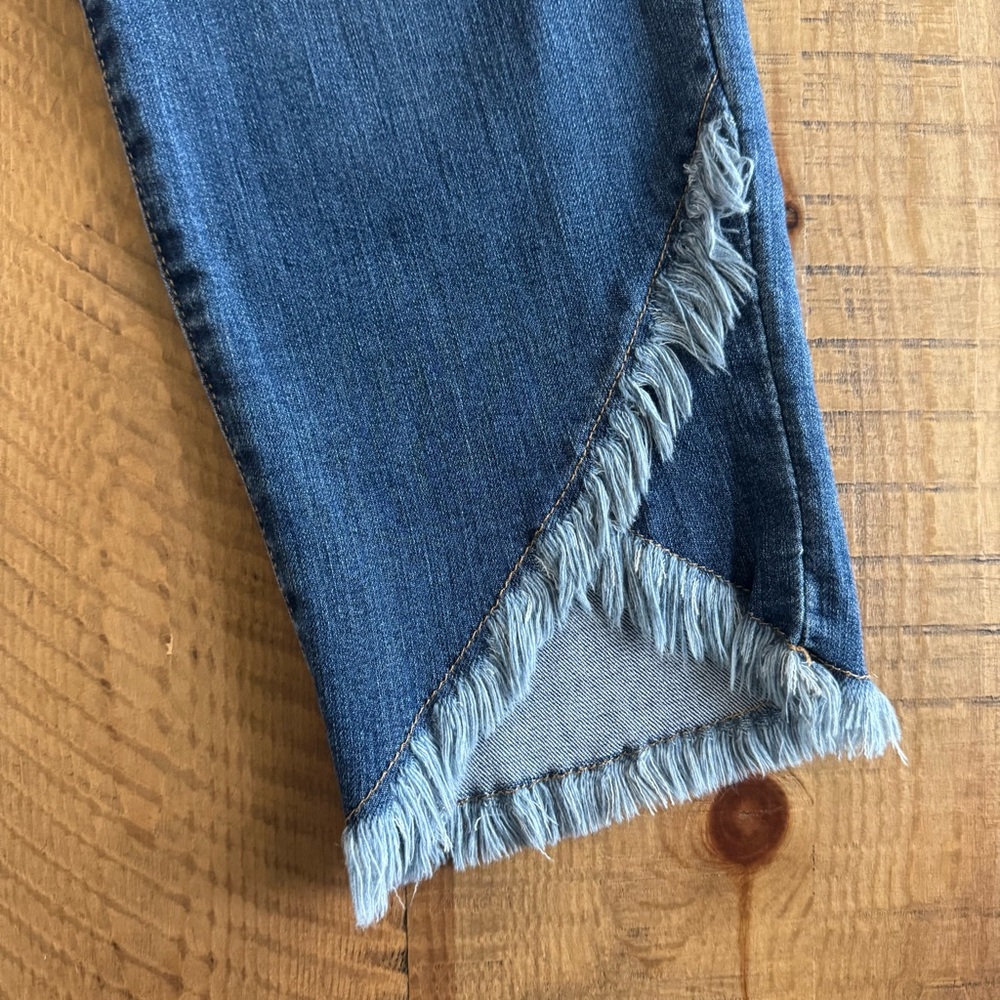 1822 Denim Women's Cropped Blue Jeans with Frayed Hem - Picture 4 of 6